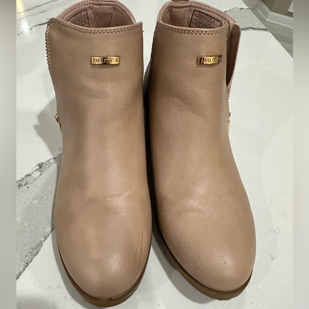 Nautica Boot - size 4 - beige color